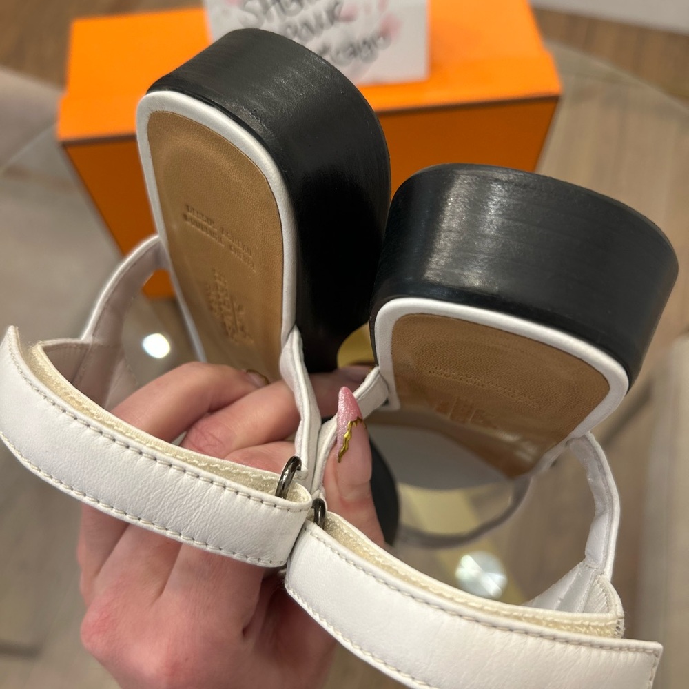 Hermes Elegant White Sandals for Women - Picture 3 of 4